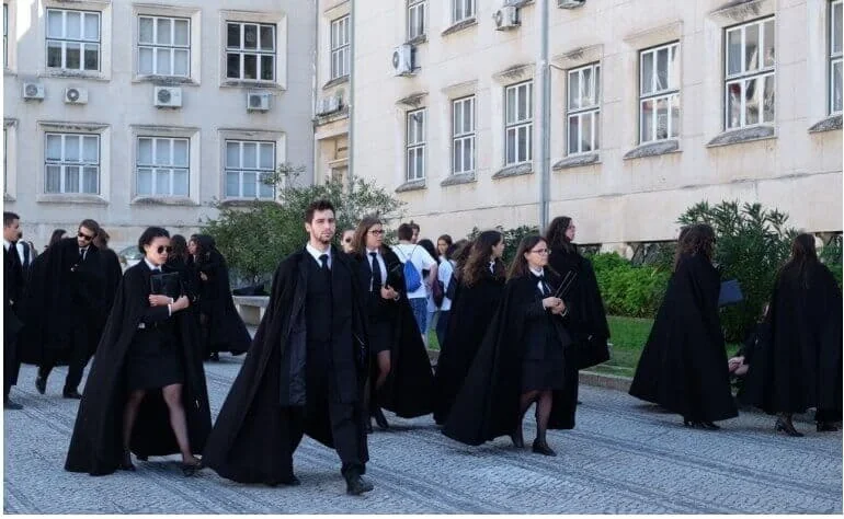 Trajes Universitários