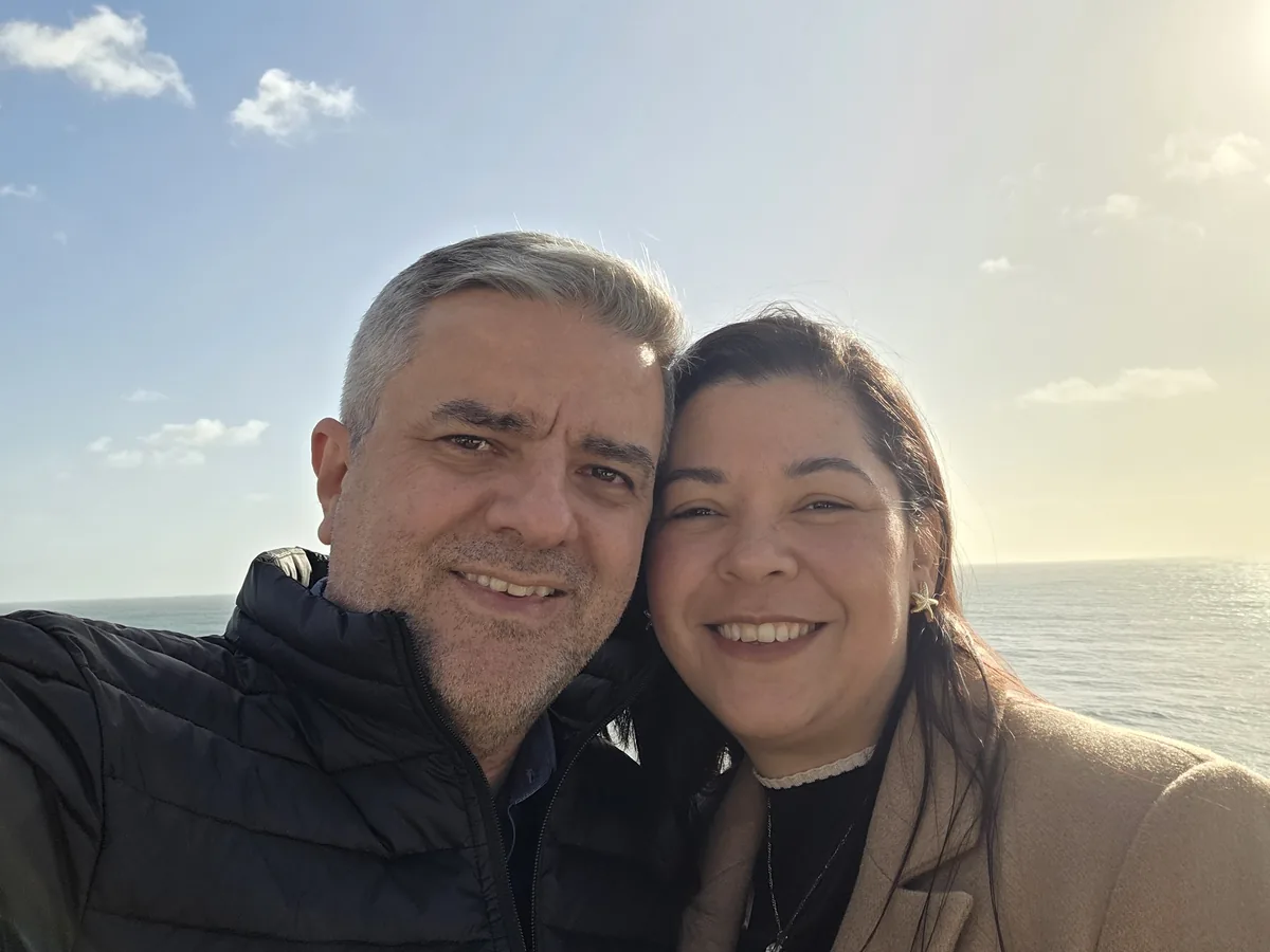 Paulo Henrique e Alessandra no litoral de Portugal